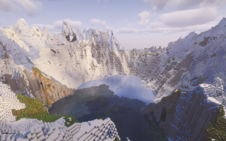 Сид на круг заснеженных гор и замерзшее озеро