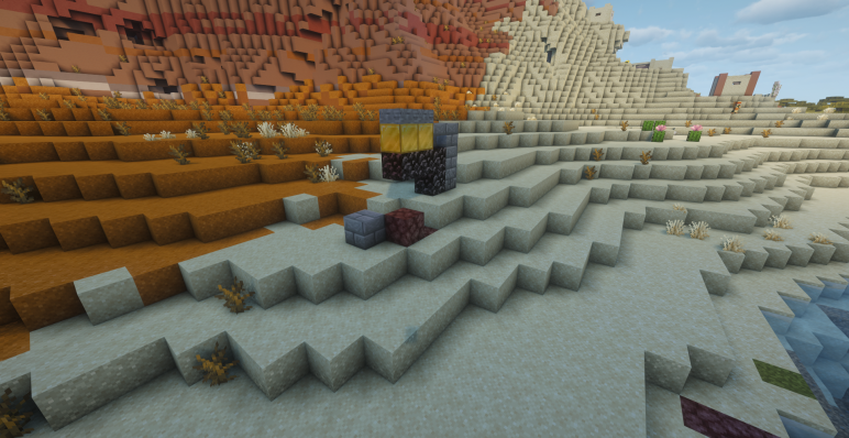 Из песка выглядывает часть разрушенного портала